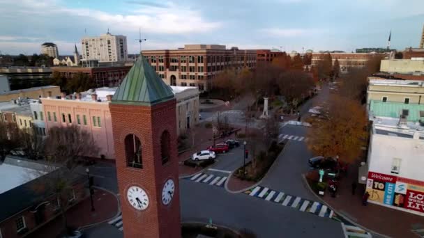 Antenne Langsom Skub Ved Klokketårn Spartanburg Syd Carolina – Stock-video