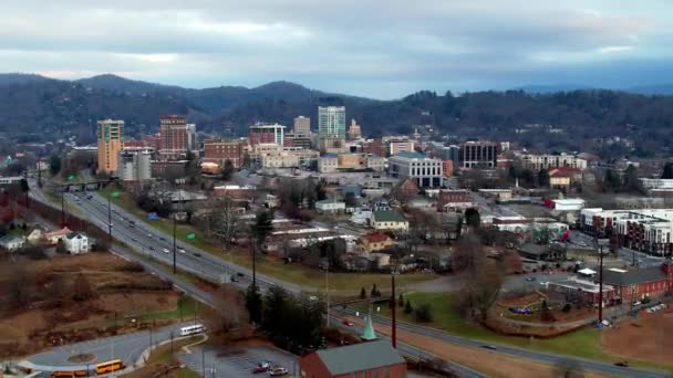 Asheville North Carolina Skyline Distance Aerial — стоковое видео