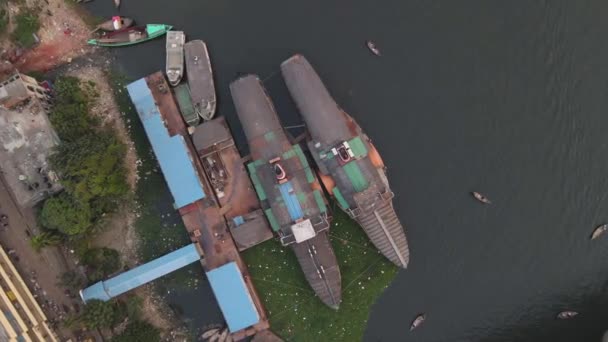 Raddampfer Der Anlegestelle Ufer Des Buriganga Flusses Mit Booten Luftaufnahme — Stockvideo