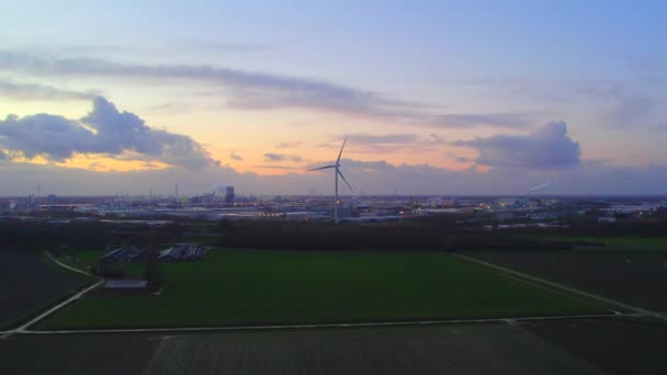 Endüstriyel Bölgenin Arkasında Merkezinde Rüzgar Türbini Olan Güzel Günbatımının Hava — Stok video