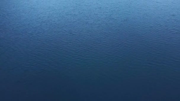Superficie Del Lago Agua Sobrevuelo Que Mueve Hacia Abajo Camiones — Vídeos de Stock