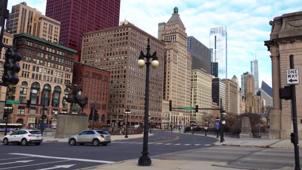 Carros Dirigindo Chicago Downtown Street — Vídeo de Stock