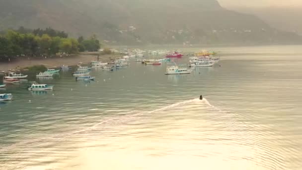 Drone Nad Gwatemalą Nad Jeziorem Atitlan Błękitne Wody Małe Miasteczka — Wideo stockowe