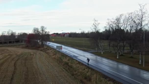 Man Skiing Wet Countryside Road Ostersund Suède Dusk Drone — Video