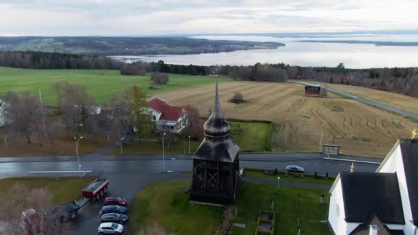 Lakeside Village Town Streets Buildings Open Rural Fields Ostersund Swedia — Stok Video