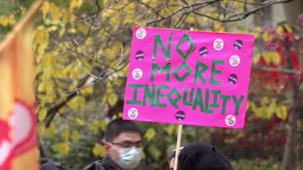 Cartello Rosa Brillante Sorretto Messaggio Che Dice Niente Più Disuguaglianze — Video Stock