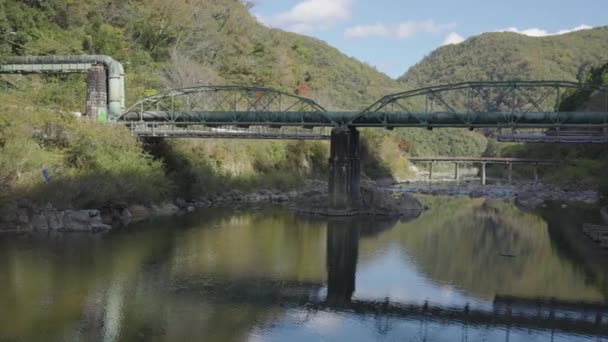 兵庫県の山 日本の秋 向川を反映した橋 — ストック動画