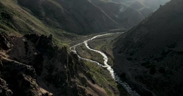 黎明时分智利Maule地区的Campanario河与中部干旱山区的空中景观形成了鲜明的对比 — 图库视频影像