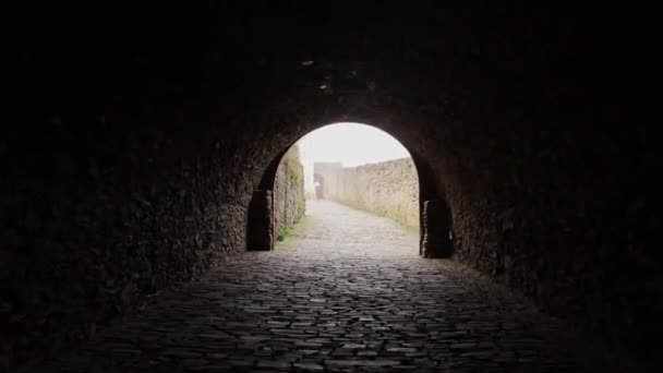 Gimbal穿过德国布劳巴赫Marksburg城堡的主入口隧道 — 图库视频影像