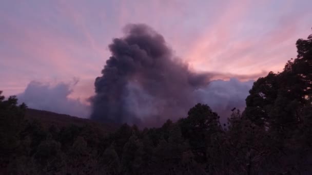 Timelapse Running Clouds Front Che Volcán Cumbre Vieja Erupting Sunset — Vídeos de Stock