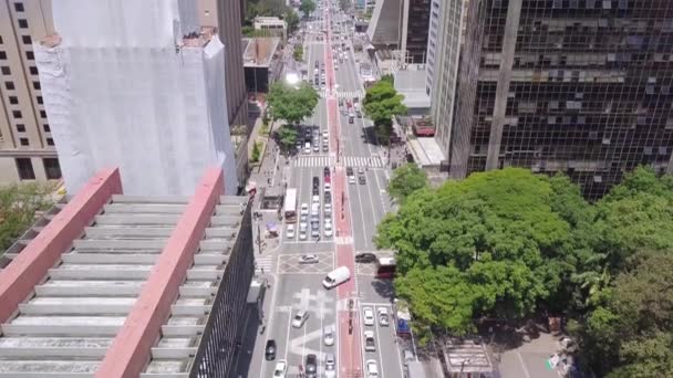 ブラジルの主要商店街 サンパウロのアヴェニダ パウリスタは 車の遅い傾斜空中ショットでいっぱいの暖かい午後に — ストック動画