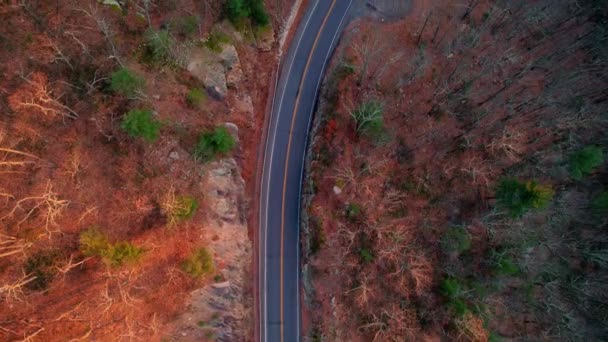산맥에서 가을에 노을에 황금빛 빛으로 아름다운 도로를 영상을 아래로 띄웠다 — 비디오