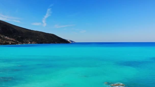 ギリシャケファロニア島のアギア キリキビーチの青い海 パンニングショット — ストック動画