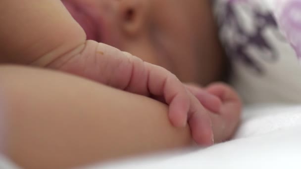 Nahaufnahme Von Hand Und Fingern Des Schlafenden Neugeborenen — Stockvideo