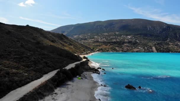 Playa Agia Kiriaki Con Océano Azul Montañas Exuberantes Plano Avión — Vídeo de stock