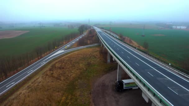 Autostrada Przejeżdżającymi Samochodami Mglisty Poranek Jesienią Czechy — Wideo stockowe