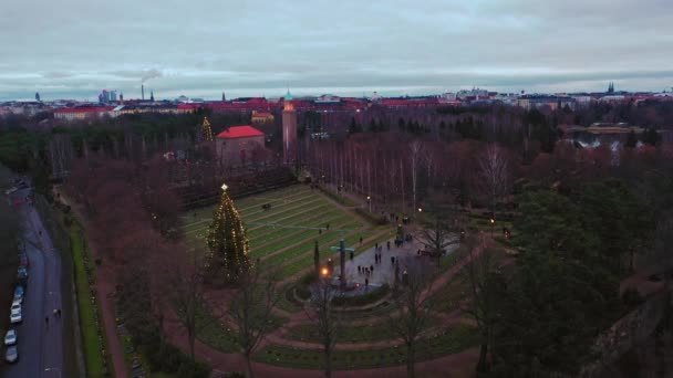 Luftaufnahme Von Menschen Auf Dem Heldenfriedhof Hietaniemi Helsinki Verfolgung Neigung — Stockvideo