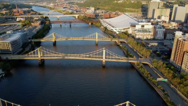 Drohnenblick Über Brücken Fluss Goldene Stunde Pittsburgh Usa — Stockvideo