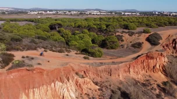 Foto Aérea Praia Rocha Baixinha Algarve Siguiendo Ciclista Que Recorre — Vídeos de Stock