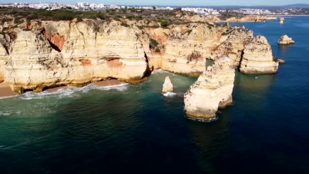 Algarve Deki Ponta Piedade Uçurumlarının Hava Görüntüsü Güneşli Sabah Işığı — Stok video