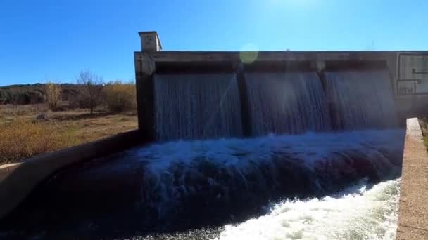 西班牙的瀑布式进水口到沼泽地 — 图库视频影像