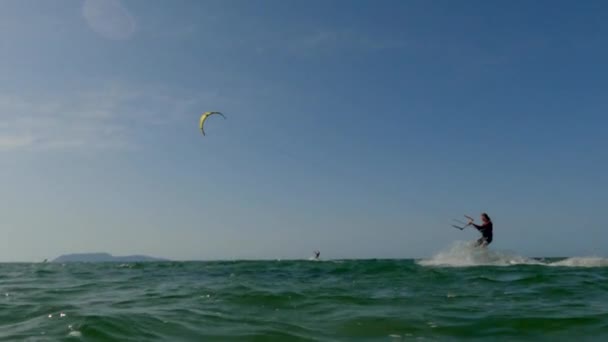 Niski Kąt Powierzchni Wody Punkt Aktywnej Kobiety Praktykujących Kitesurfingu Windsurfingu — Wideo stockowe