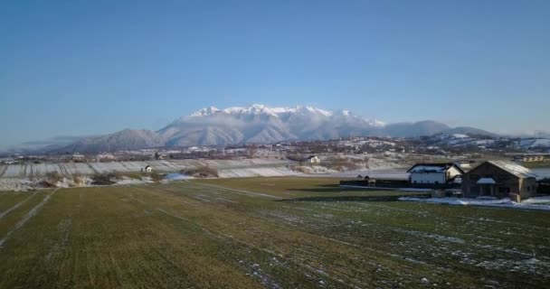 Scenic Snow Capped Mountain View Rural Fields Romania Late Winter — стокове відео
