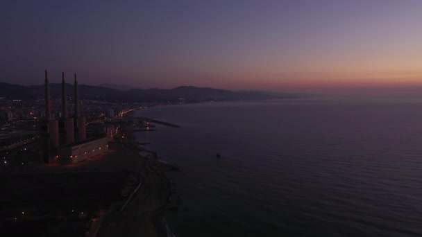 Промышленные Трубы Морском Побережье Барселоны Голубой Час Цветное Небо Воздушный — стоковое видео