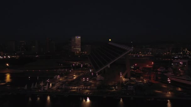 Geceleyin Barcelona Liman Forumundaki Büyük Güneş Paneli Üzerinde Gece Görüşü — Stok video