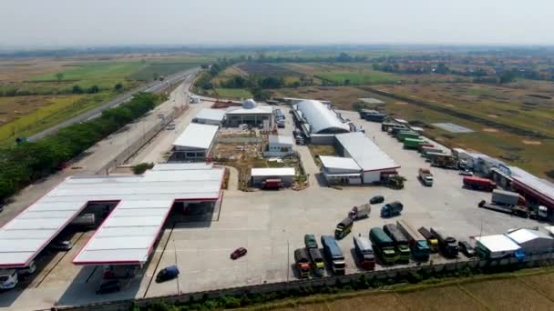 Benzinestation Rustplaats Voor Chauffeurs Snelweg Cikampek Java Indonesië Vanuit Lucht — Stockvideo