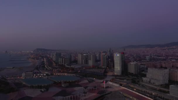 Barcelona Horizonte Visto Desde Puerto Turístico Durante Hora Azul Dron — Vídeo de stock