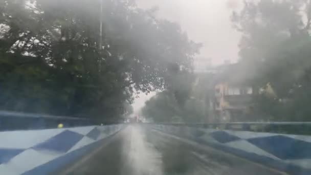 季风季节加尔各答下大雨时黄色出租车的载客量 — 图库视频影像