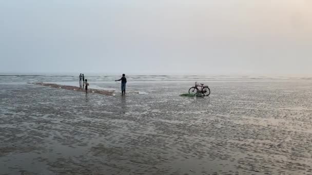 Pov Silhouette Gimble Shot Pleasant Evening Beach Kolkata Fisherman Working — Stock Video