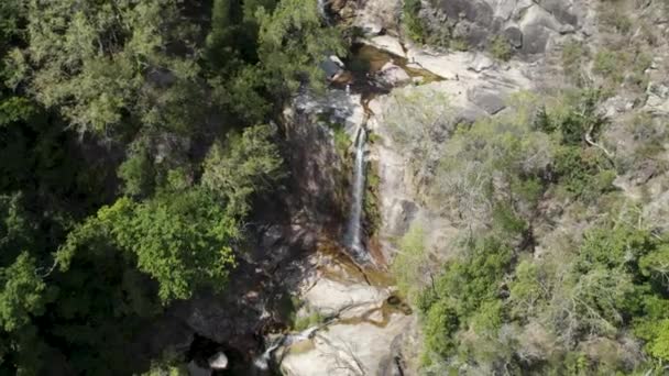 Visitantes Disfrutando Las Cristalinas Cálidas Aguas Cascada Fecha Barjas Parque — Vídeo de stock