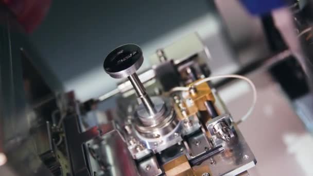 Close Van Handen Werken Microscoop Specimen Mechanica — Stockvideo