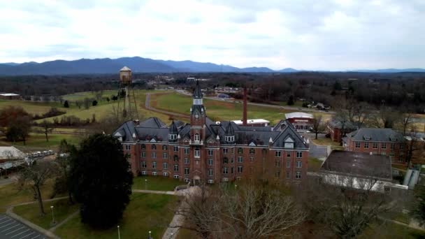 Órbita Aérea Escuela Para Sordos Morganton Carolina Del Norte — Vídeos de Stock