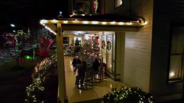 Pessoas Sentam Alpendre Desfrutar Exibição Natal Rutherfordton Carolina Norte — Vídeo de Stock
