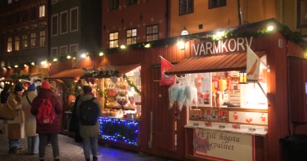 Pessoas Mercado Natal Praça Principal Cidade Velha Estocolmo Suécia Noite — Vídeo de Stock