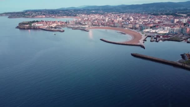 Panoramica Aerea Drone Filmato Gijon Paesaggio Urbano Tramonto Porto Balneare — Video Stock