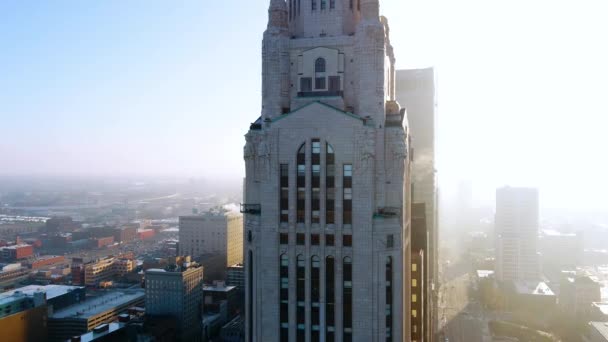 Vista Aérea Frente Torre Leveque Columbus Ensolarado Levantando Tiro Drone — Vídeo de Stock