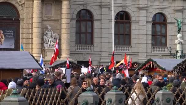 Protestující Proti Koronovým Opatřením Shromážděným Před Muzeem Vídni Rakousko — Stock video