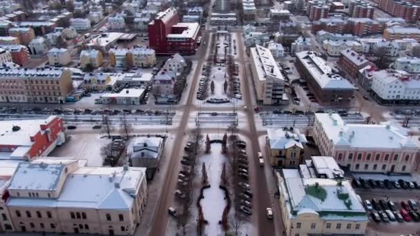 Vorwärts Gekippte Antennen Zeigen Blick Auf Die Verschneite Schwedische Stadt — Stockvideo