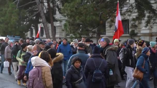 Ludzie Ubrani Maski Podczas Demonstracji Przeciwko Zamknięciu Więzienia Wiedniu — Wideo stockowe