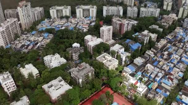 ムンバイの広大な緑の土地の中の都市景観建物インド 空中ドローン撮影 — ストック動画