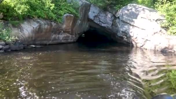 Båt Lämnar Exit Område Konstgjord Tunnel Sjön Järnvägen Vid Caddy — Stockvideo