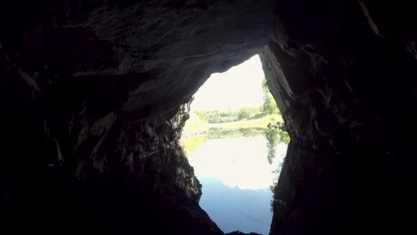Loď Odplouvá Nízko Muž Udělal Tunel Jezeře Pod Železnicí Caddy — Stock video