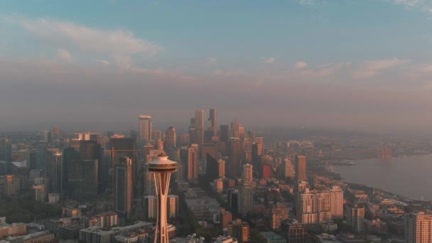 Het Vestigen Van Antenne Space Needle Tijdens Zonsondergang Met Seattle — Stockvideo