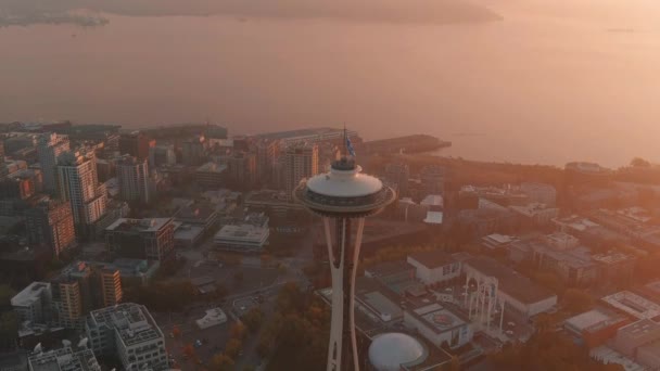 Medium Aerea Seattle Space Needle Durante Tramonto Con Puget Sound — Video Stock