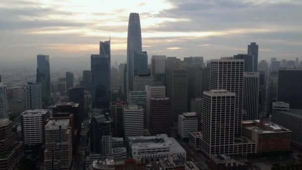 Flybilde Finansdistriktet San Francisco Tilbaketrekning Droneskudd – stockvideo