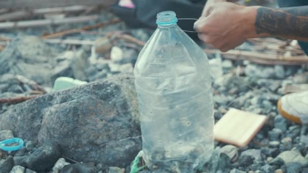 Plastik Şişe Atıkları Sahil Şeridinde Balık Kapanı Yapan Adam — Stok video